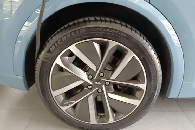 Used Li Auto L9 2022 Max model Right Rear Wheel Hub