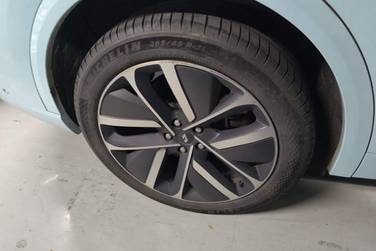 Used Li Auto L9 2022 Max model Right Rear Wheel Hub