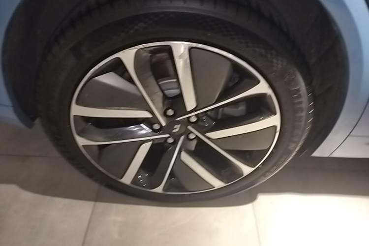 Used Li Auto L9 2022 Max model Right Rear Wheel Hub