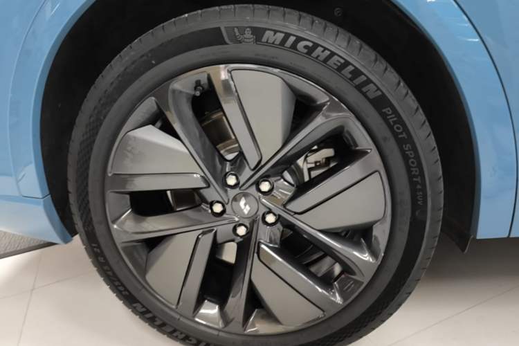 Used Li Auto L9 2022 Max model Right Rear Wheel Hub
