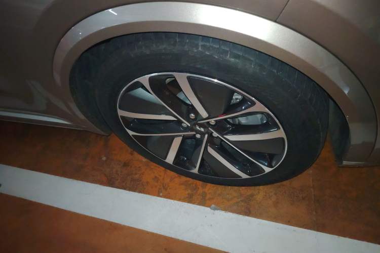 Used Li Auto L9 2022 Max model Right Front Wheel Hub