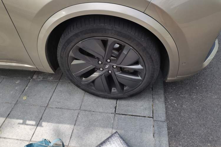 Used Li Auto L9 2022 Max model Right Front Wheel Hub