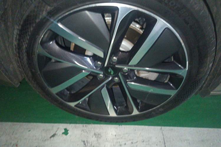 Used Li Auto L9 2022 Max model Right Front Wheel Hub