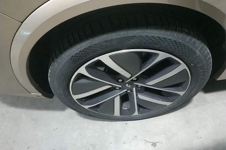 Used Li Auto L9 2022 Max model Right Rear Wheel Hub
