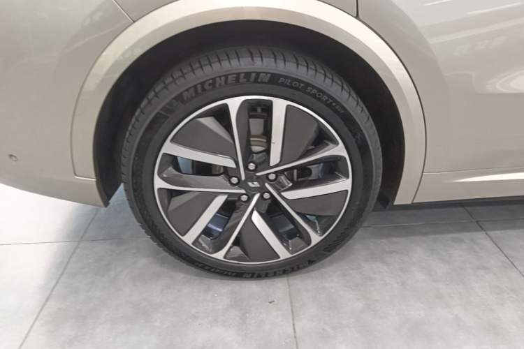 Used Li Auto L9 2022 Max model Right Rear Wheel Hub