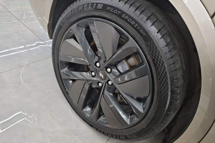Used Li Auto L9 2022 Max model Right Rear Wheel Hub