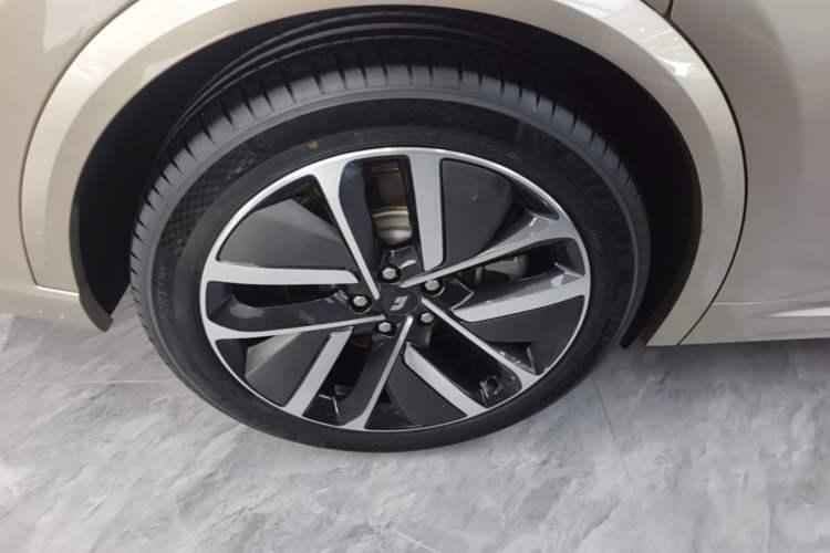 Used Li Auto L9 2022 Max model Right Rear Wheel Hub