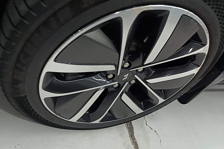 Used Li Auto L9 2022 Max model Left Front Wheel Hub