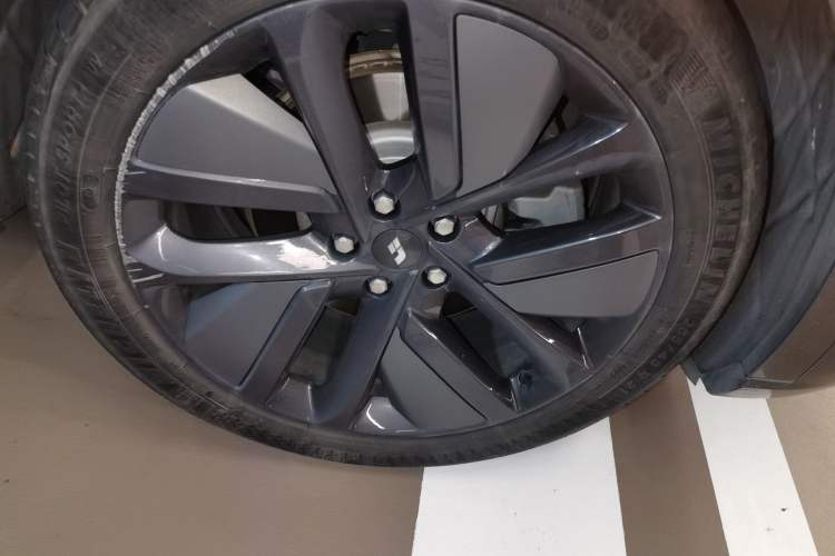 Used Li Auto L9 2022 Max model Right Front Wheel Hub