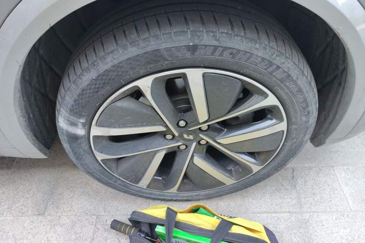 Used Li Auto L9 2022 Max model Right Front Wheel Hub