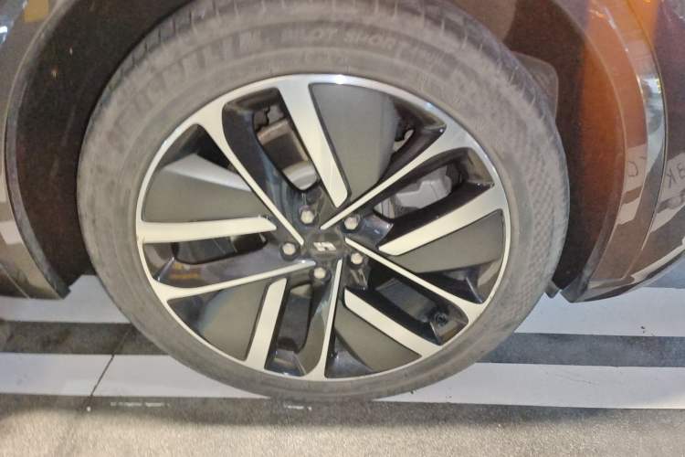 Used Li Auto L9 2022 Max model Right Front Wheel Hub