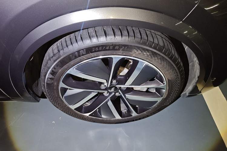 Used Li Auto L9 2022 Max model Right Front Wheel Hub