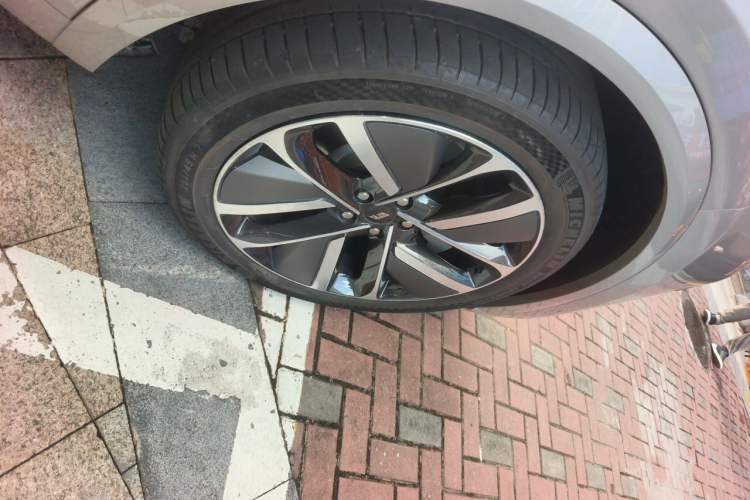 Used Li Auto L9 2022 Max model Right Front Wheel Hub