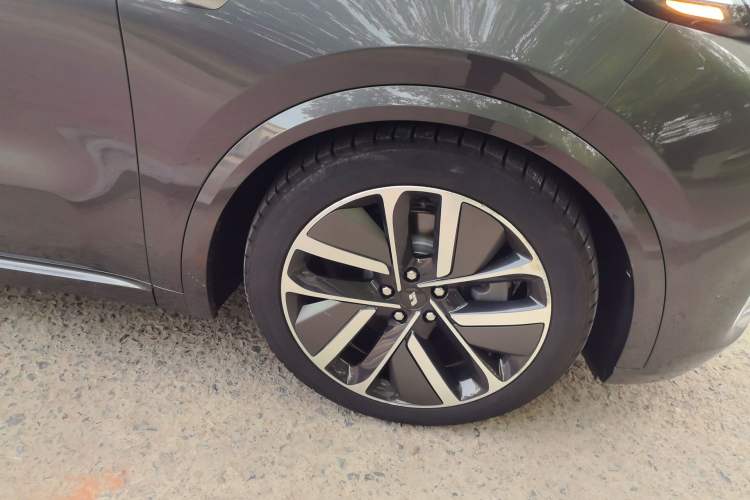 Used Li Auto L9 2022 Max model Right Front Wheel Hub