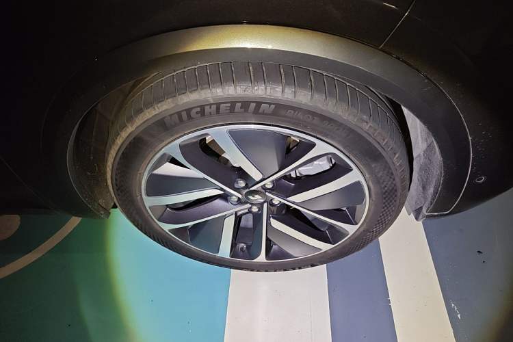 Used Li Auto L9 2022 Max model Right Front Wheel Hub