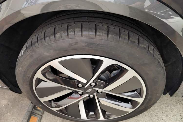 Used Li Auto L9 2022 Max model Right Rear Wheel Hub