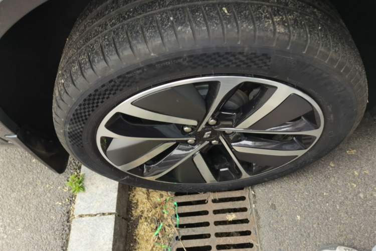 Used Li Auto L9 2022 Max model Right Rear Wheel Hub
