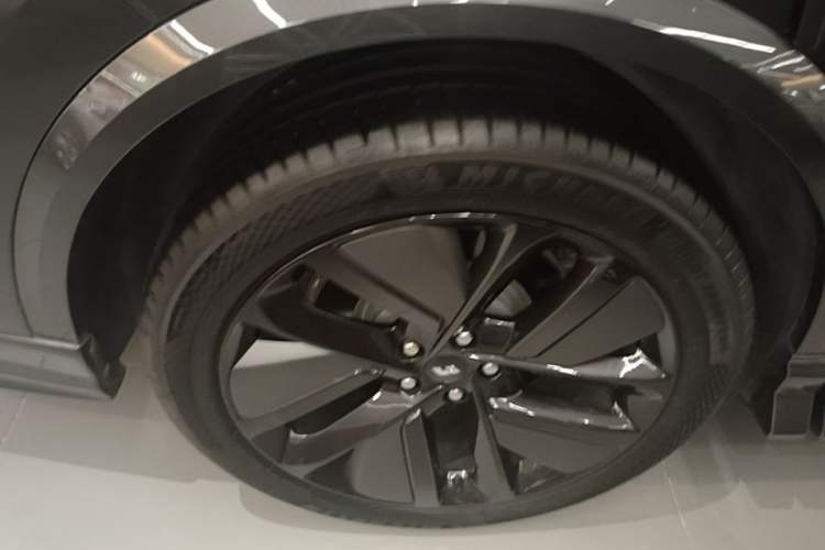 Used Li Auto L9 2022 Max model Right Rear Wheel Hub