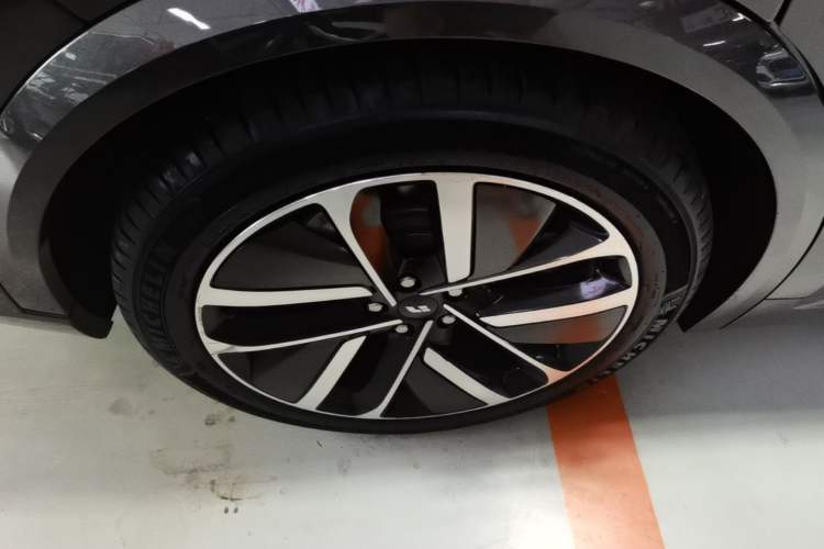 Used Li Auto L9 2022 Max model Right Rear Wheel Hub