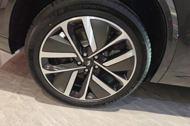 Used Li Auto L9 2022 Max model Right Rear Wheel Hub