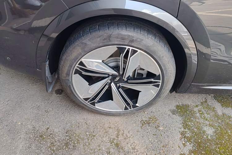 Used Li Auto L9 2022 Max model Right Rear Wheel Hub