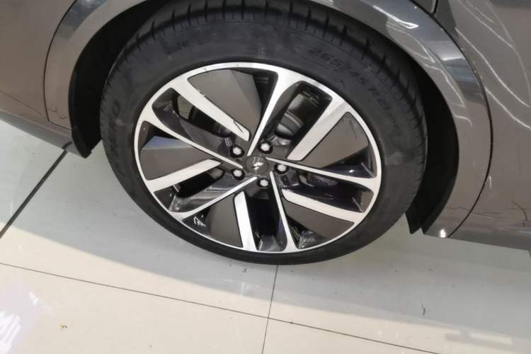 Used Li Auto L9 2022 Max model Right Rear Wheel Hub