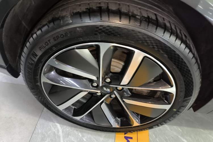 Used Li Auto L9 2022 Max model Right Rear Wheel Hub