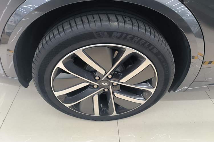 Used Li Auto L9 2022 Max model Right Rear Wheel Hub