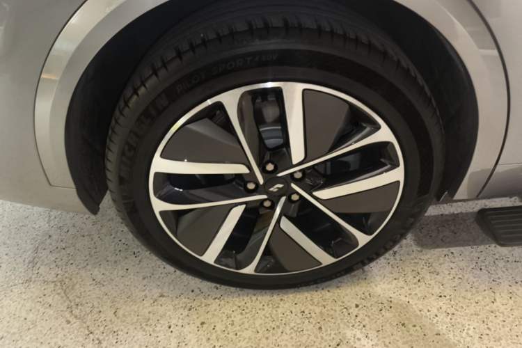 Used Li Auto L9 2022 Max model Right Rear Wheel Hub