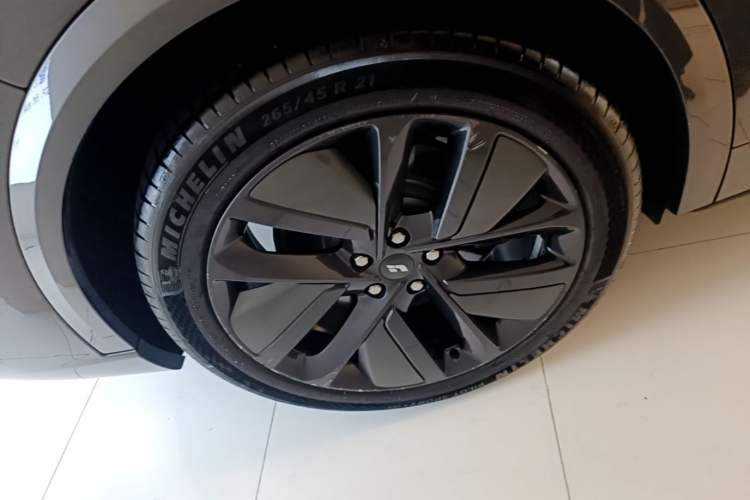 Used Li Auto L9 2022 Max model Right Rear Wheel Hub