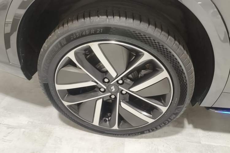 Used Li Auto L9 2022 Max model Right Rear Wheel Hub