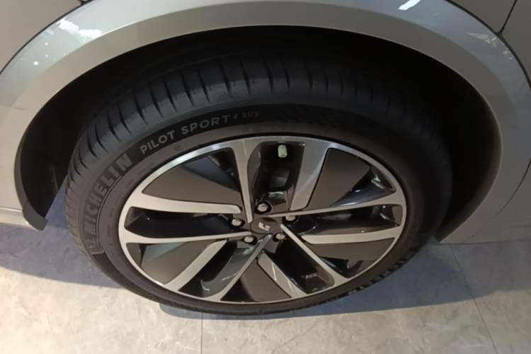 Used Li Auto L9 2022 Max model Right Rear Wheel Hub