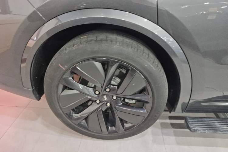 Used Li Auto L9 2022 Max model Right Rear Wheel Hub