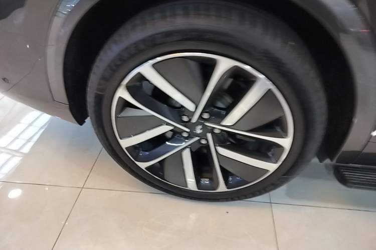 Used Li Auto L9 2022 Max model Right Rear Wheel Hub
