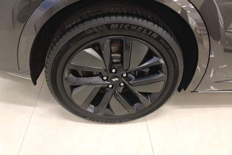 Used Li Auto L9 2022 Max model Right Rear Wheel Hub