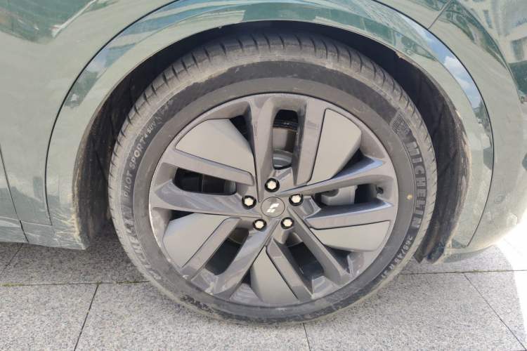 Used Li Auto L9 2022 Max model Right Front Wheel Hub