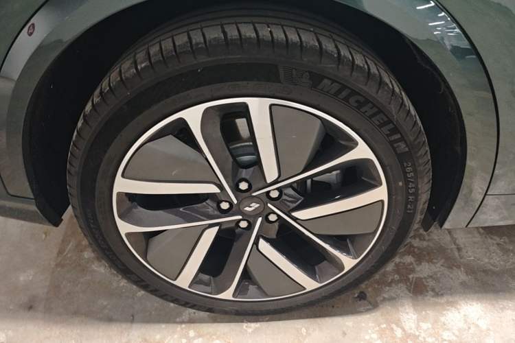 Used Li Auto L9 2022 Max model Right Rear Wheel Hub