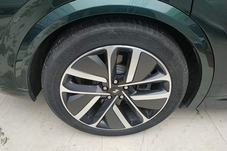Used Li Auto L9 2022 Max model Right Rear Wheel Hub