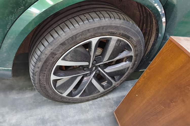 Used Li Auto L9 2022 Max model Right Rear Wheel Hub