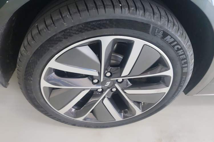 Used Li Auto L9 2022 Max model Right Rear Wheel Hub