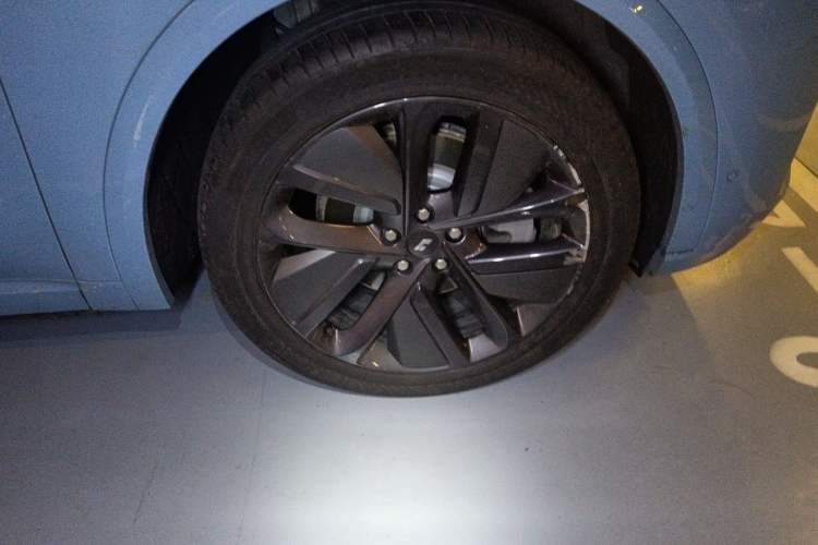 Used Li Auto L9 2022 Max model Right Front Wheel Hub