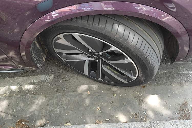 Used Li Auto L9 2022 Max model Right Front Wheel Hub