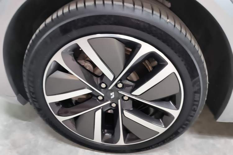 Used Li Auto L9 2022 Max model Left Front Wheel Hub