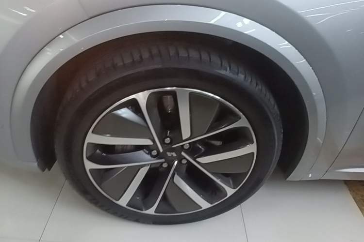 Used Li Auto L9 2022 Max model Left Front Wheel Hub