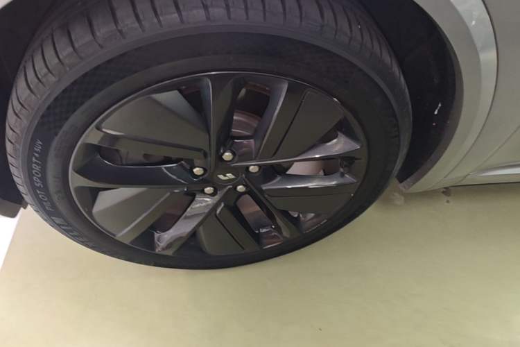 Used Li Auto L9 2022 Max model Left Front Wheel Hub