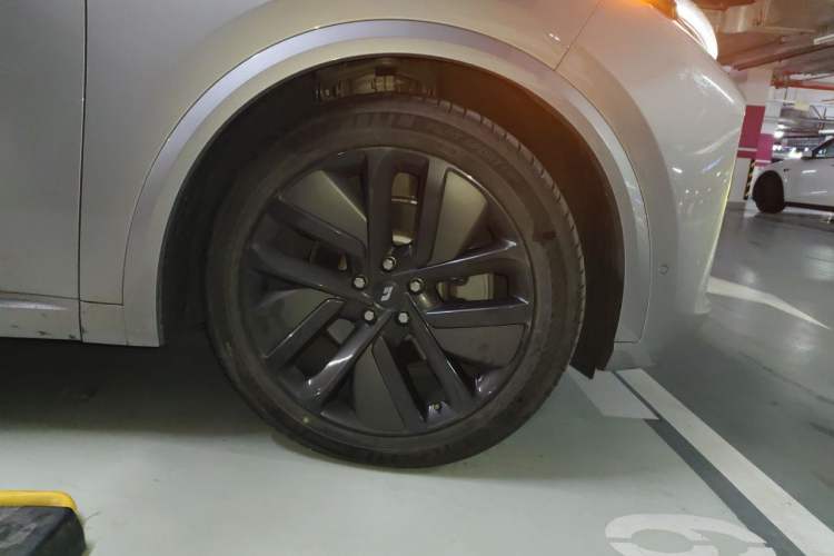 Used Li Auto L9 2022 Max model Right Front Wheel Hub