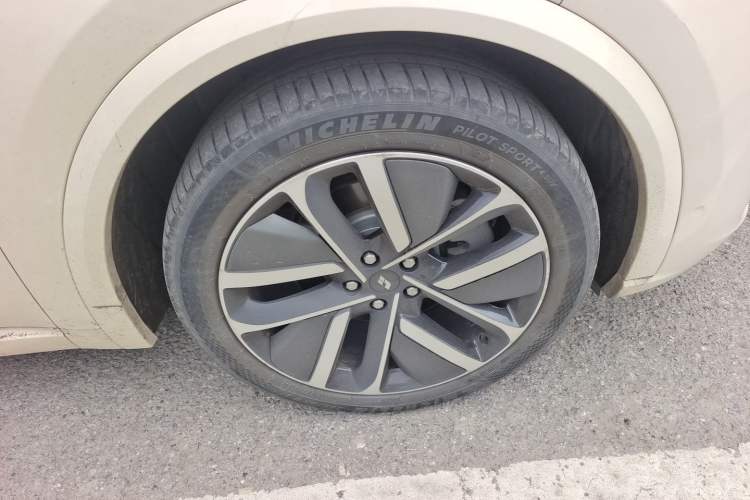 Used Li Auto L9 2022 Max model Right Front Wheel Hub