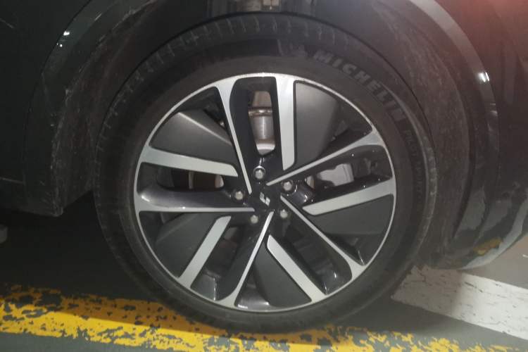 Used Li Auto L9 2022 Max model Right Front Wheel Hub
