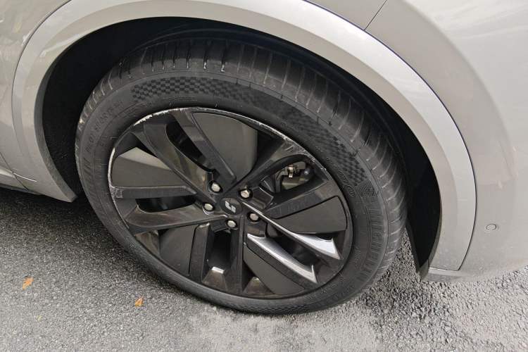 Used Li Auto L9 2022 Max model Right Front Wheel Hub