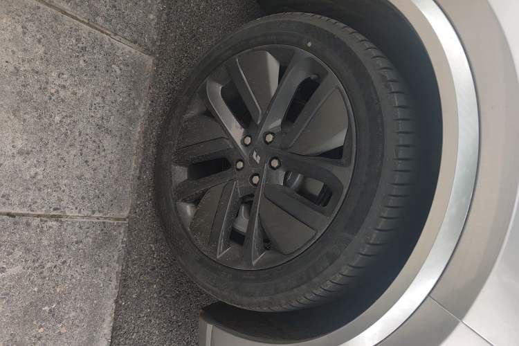 Used Li Auto L9 2022 Max model Right Front Wheel Hub